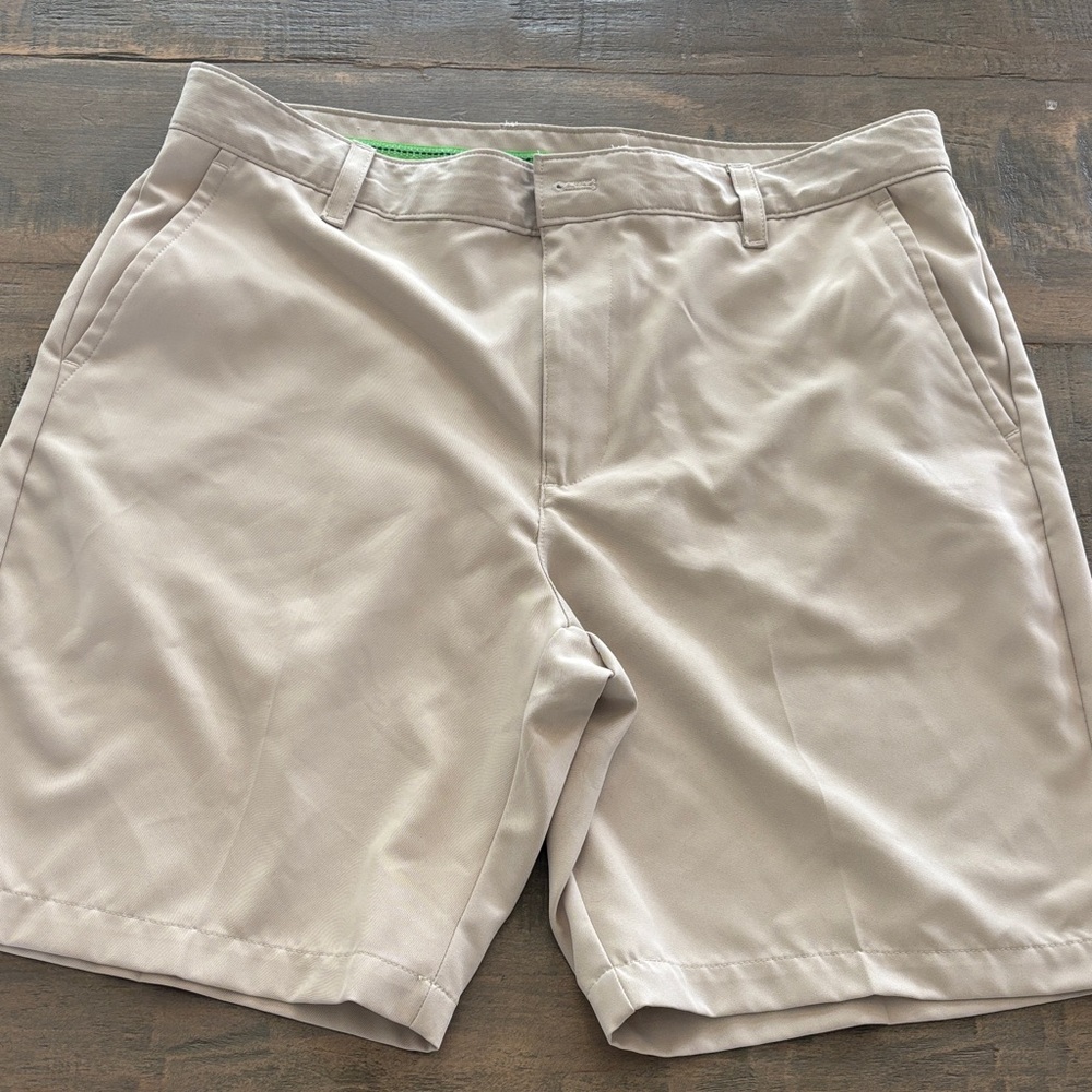 Izod Men’s Tan Golf Shorts 36